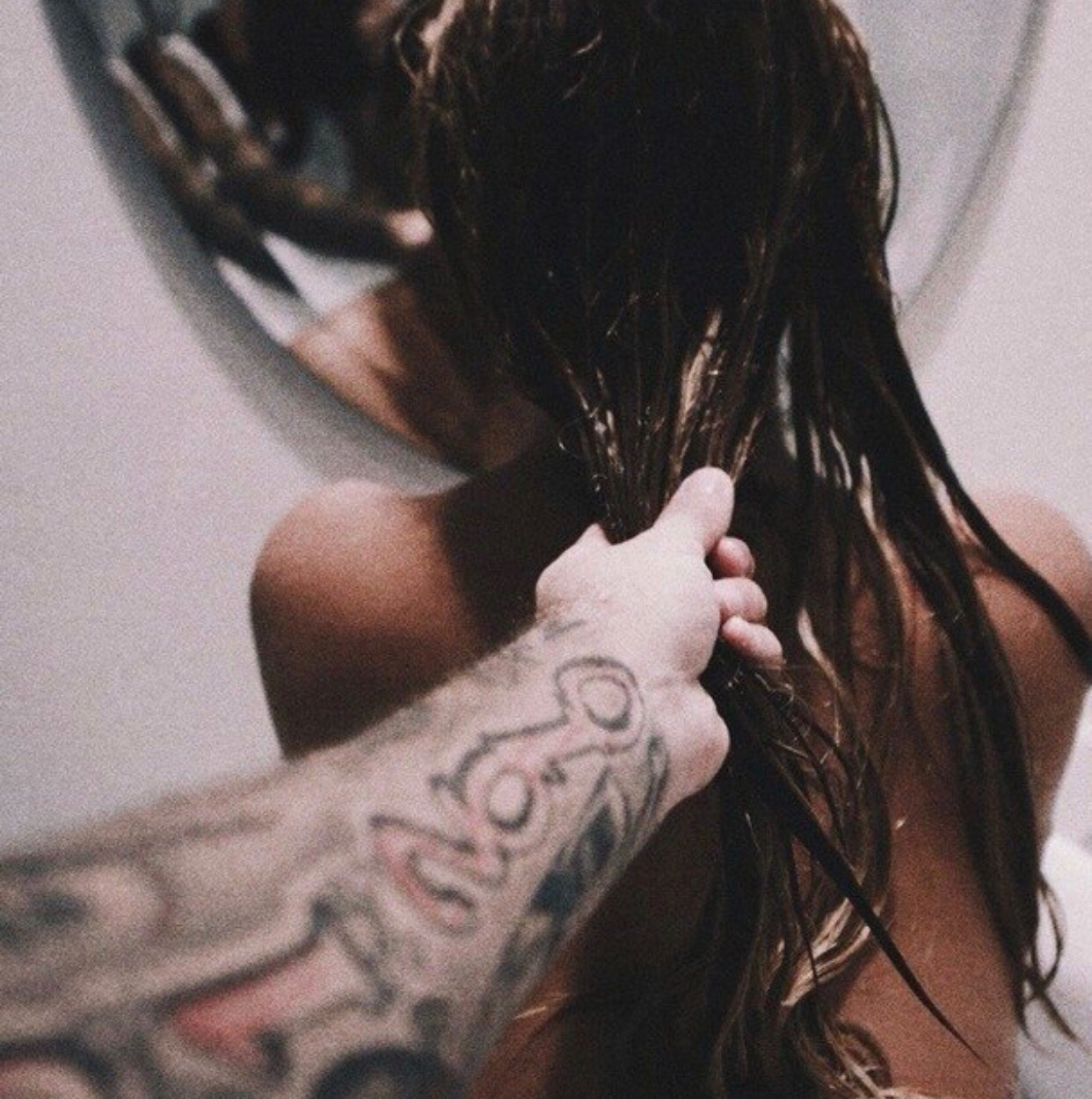 Молодуха с длинными волосами запрыгнула на руки к татуированному негру во время секса