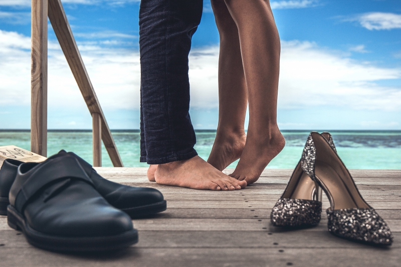 Сидишь один дома? Никто тебя не любит?...