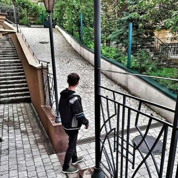 Людина, яка слідує за натовпом, як...