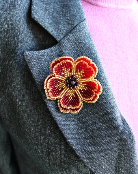 Брошь - это универсальный женский...