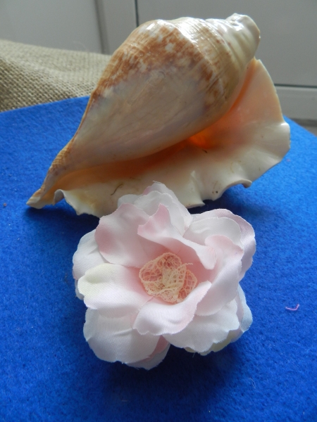 Эта скромная нежная брошь может стать...