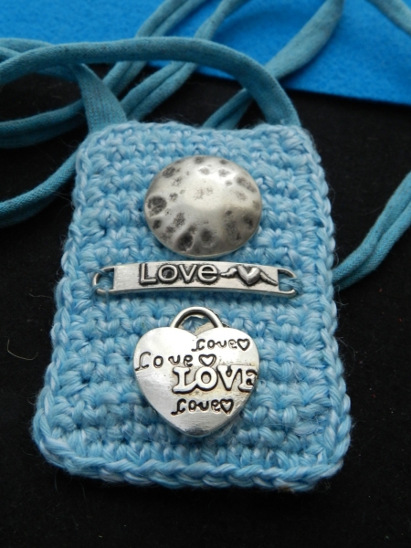 Подобные амулетики-украшения подростки...